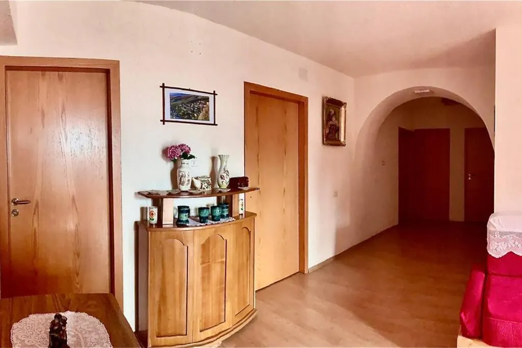 Kubeja Guest House Gjirokastër بيت للعطل